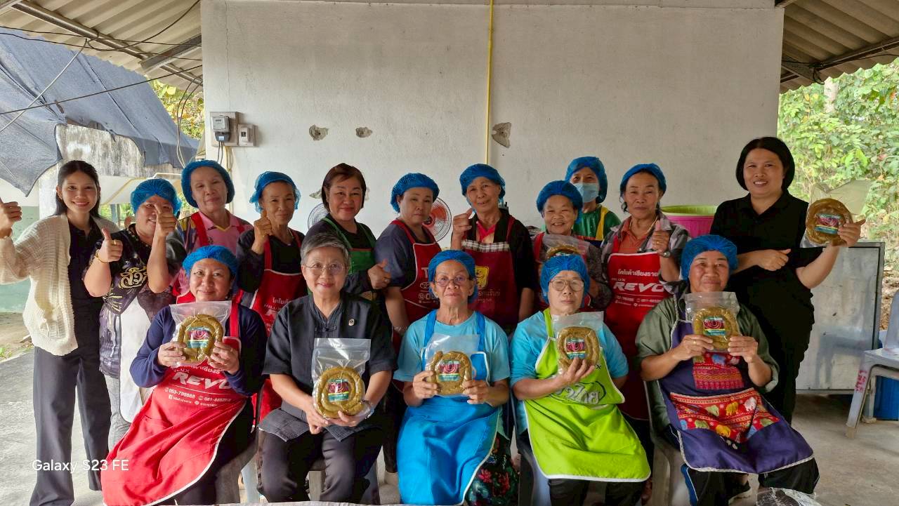 พช.เวียงเชียงรุ้ง ลงพื้นที่ติดตามและสนับสนุนผู้ผลิต ผู้ประกอบการ OTOP วิสาหกิจชุมชนแปรรูปอาหารอ่างห้วยดินดำ ไส้อั่วไก่