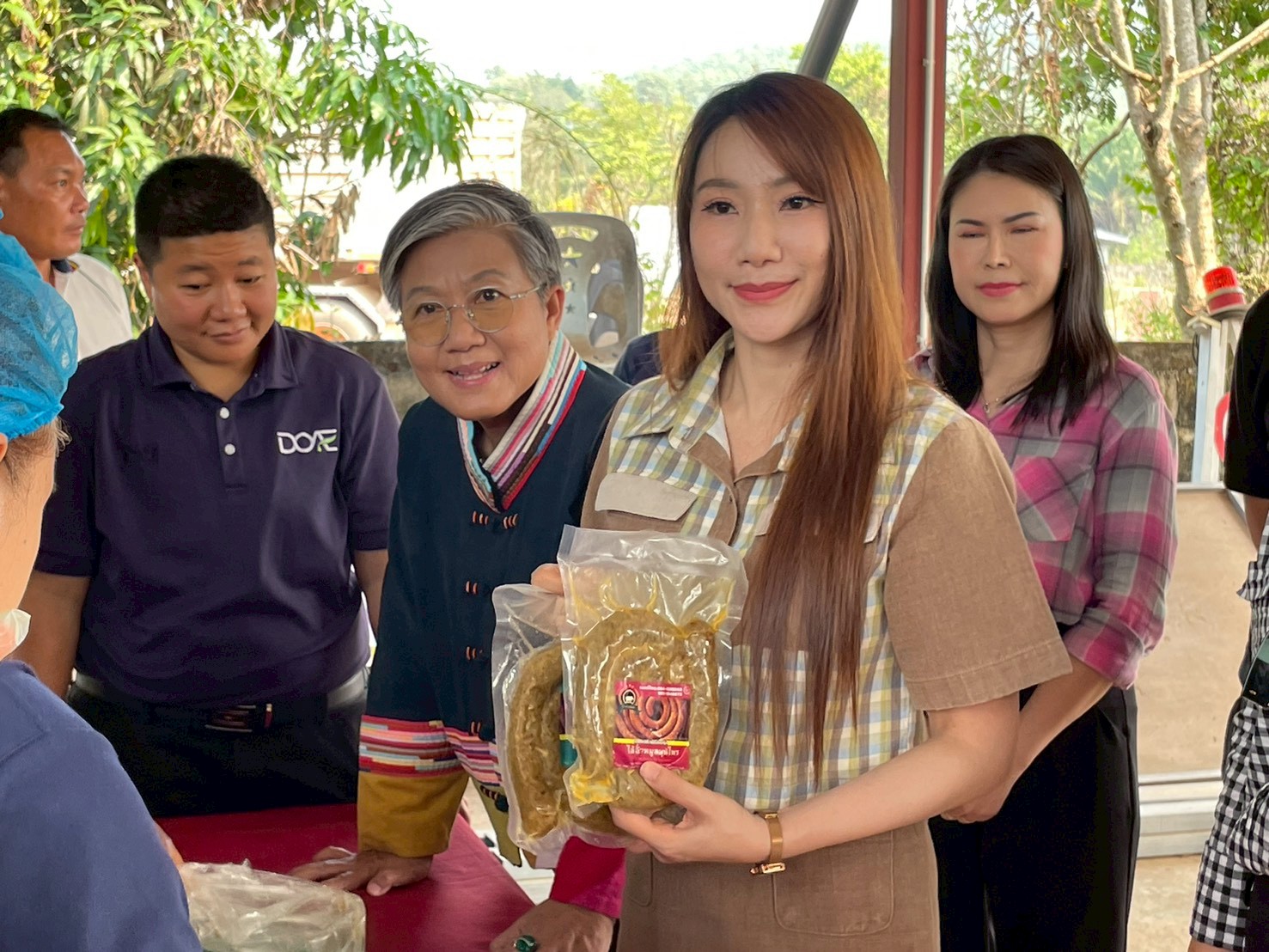 พช.เวียงเชียงรุ้ง ร่วมถ่ายทำรายการและประชาสัมพันธ์แหล่งท่องเที่ยวพร้อมแนะนำผลิตภัณฑ์สินค้า OTOP ของอำเภอเวียงเชียงรุ้ง โดยสถานีวิทยุโทรทัศน์แห่งประเทศไทย ภาคเหนือ (NBT)