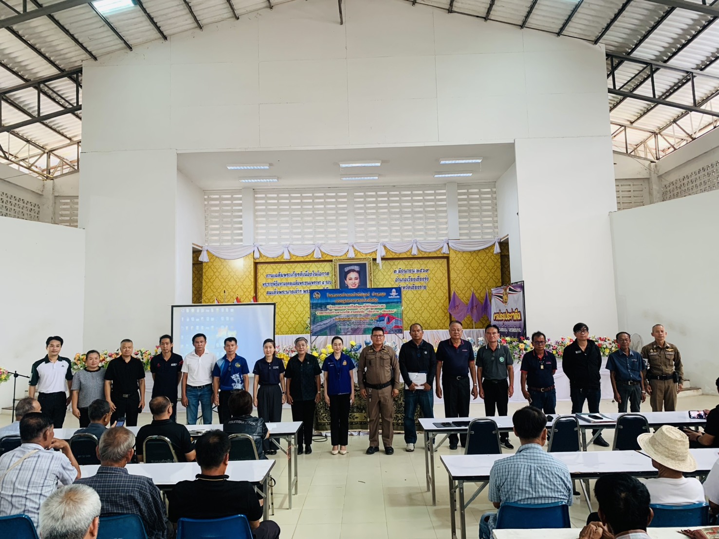 พช.เวียงเชียงรุ้ง  ร่วมโครงการอำเภอบำบัดทุกข์  บำรุงสุข แบบบูรณาการอย่างยั่งยืน (กิจกรรมเสวนาแก้ไขปัญหาผู้ได้รับผลกระทบการก่อสร้างทางรถไฟ สายเด่นชัย – เชียงราย - เชียงของ)