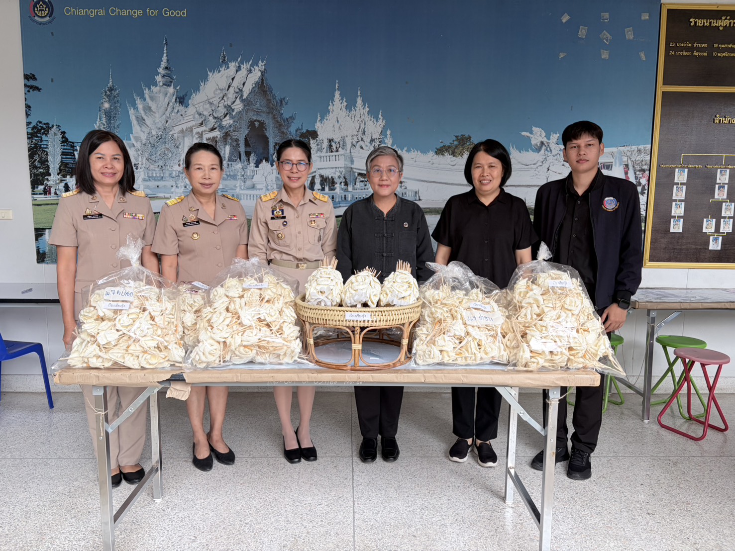 พช.เวียงเชียงรุ้ง ส่งมอบดอกไม้จันทน์ประดิษฐ์ เพื่อใช้ในพระราชพิธีถวายพระเพลิงพระบรมศพ สมเด็จพระนางเจ้าสิริกิติ์ พระบรมราชินีนาถ พระบรมราชชนนีพันปีหลวง