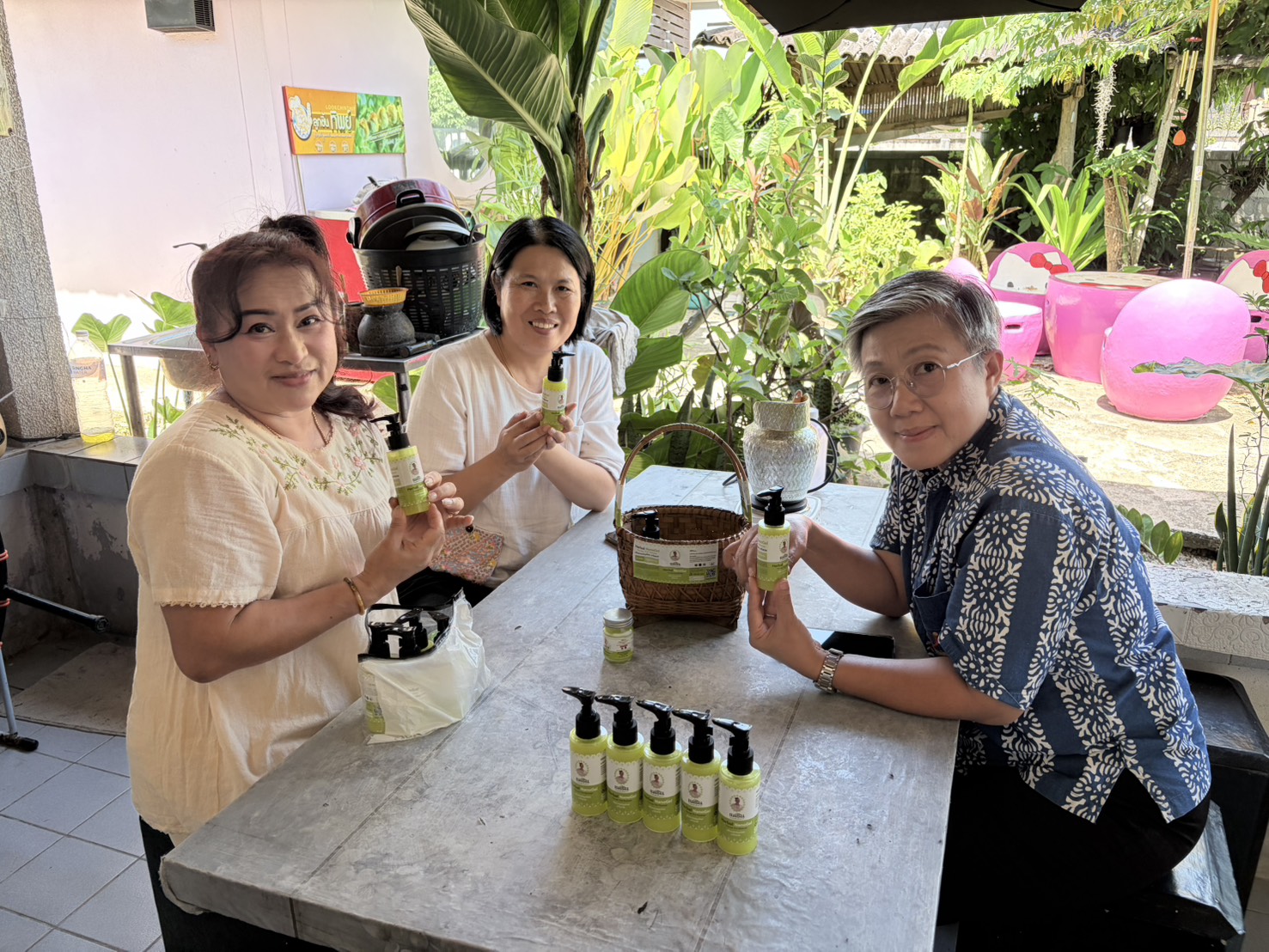 พช.เวียงเชียงรุ้ง ลงพื้นที่ติดตาม สนับสนุนการดำเนินงาน OTOP บ้านสันไทรงาม หมู่ที่ 5 ตำบลดงมหาวัน อำเภอเวียงเชียงรุ้ง จังหวัดเชียงราย