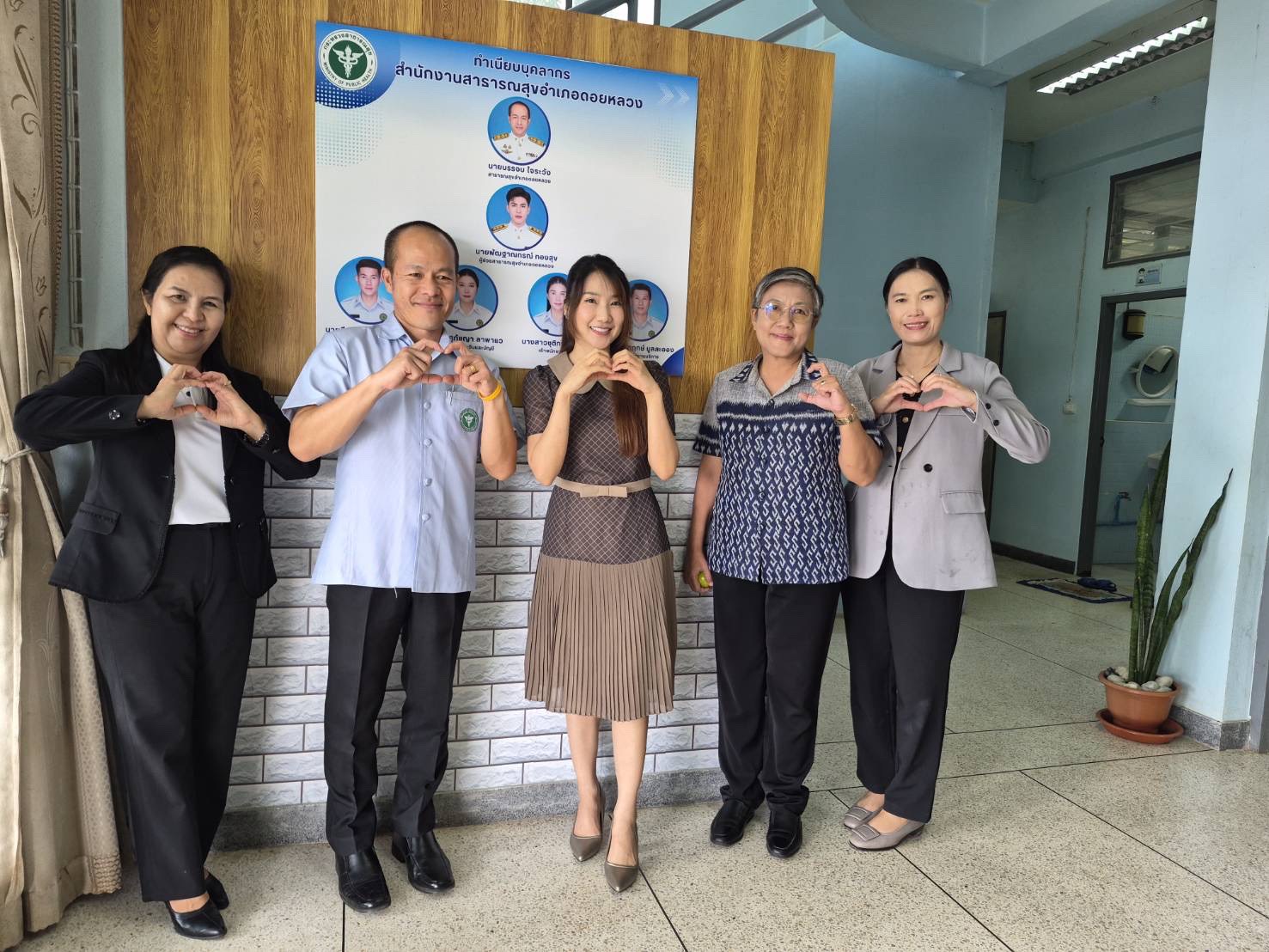 พช.เวียงเชียงรุ้ง ร่วมเเสดงความความยินดีกับสาธารณสุขอำเภอเวียงเชียงรุ้ง เนื่องในโอกาสย้ายไปตำแหน่งใหม่