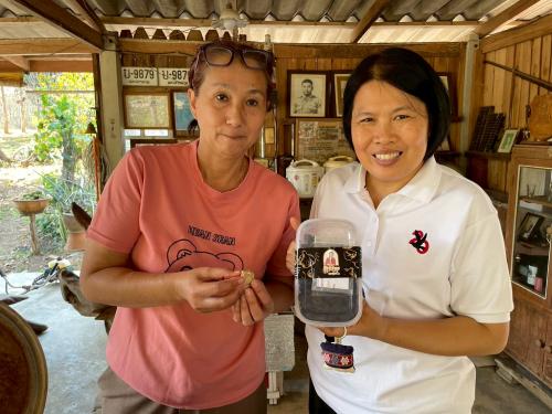 พช.เวียงเชียงรุ้ง ลงพื้นที่ติดตามและสนับสนุนผู้ผลิต ผู้ประกอบการ OTOP กระเทียมดำ และหมูฝอย